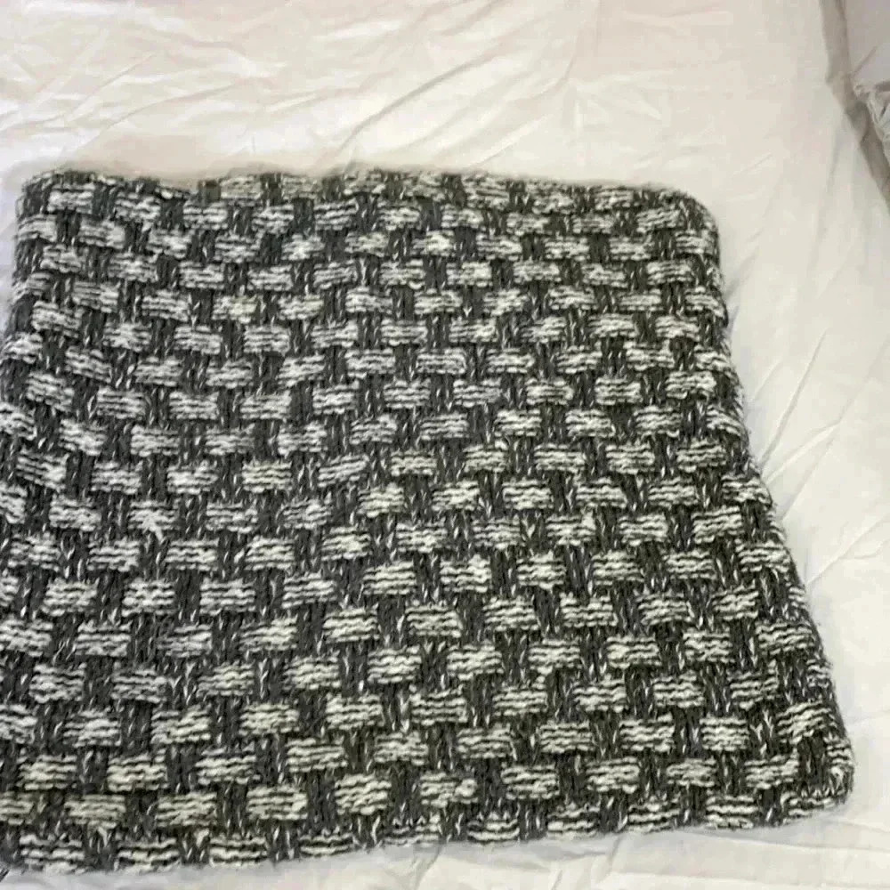 Queenwest Trading White and  Gray knit throw pillow cover 20“ x 18 1/2“